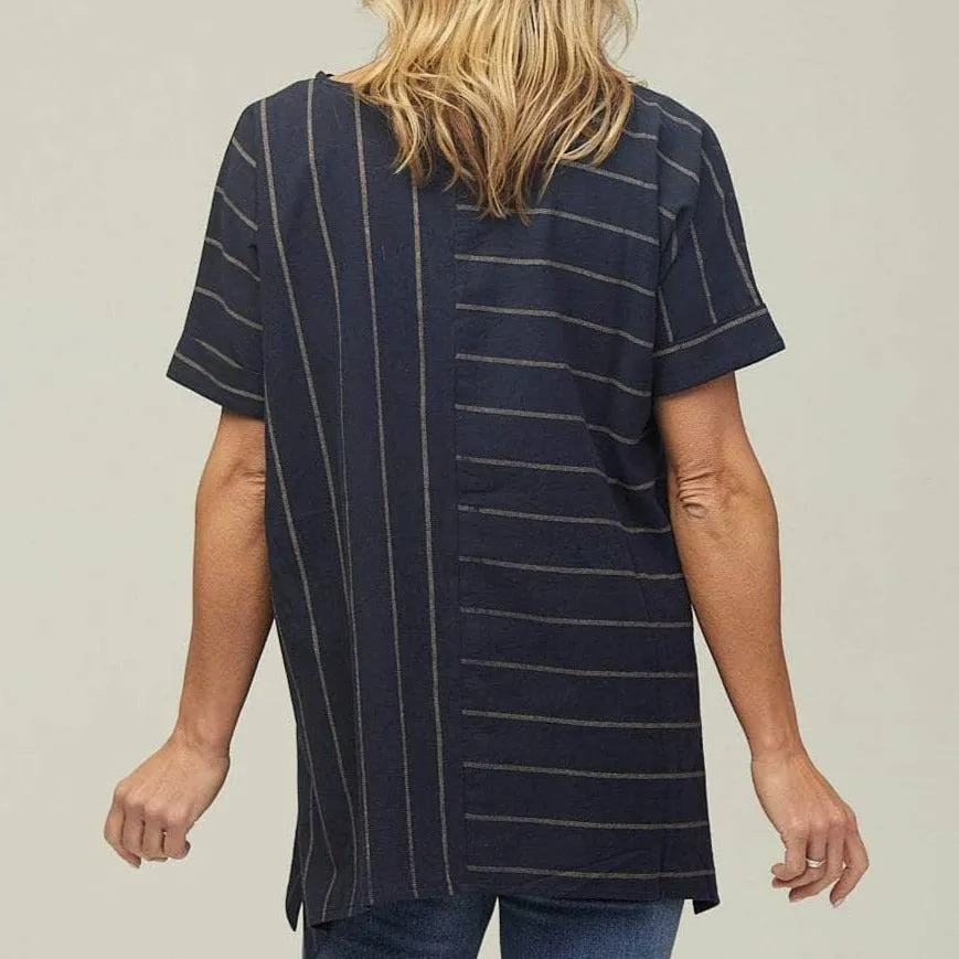 Saloos line pattern top with necklace